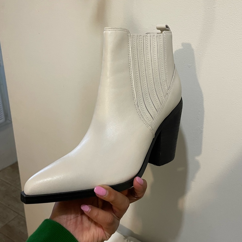 Marc Fisher carves ivory / white ankle bootie